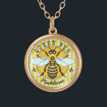 Colar Banhado A Ouro Mel | da abelha de rainha do zangão da abelha<br><div class="desc">Esta colar doce super da abelha tem um desenho original de uma abelha amarela e preta. Tem as asas branco-azuis que são espalhadas para fora como ela estão prontas para voar. Atrás dele, descansa em um círculo do favo de mel com uma beira e uma flor de lis listradas. É...</div>