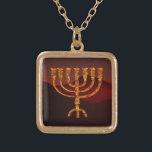 Colar Banhado A Ouro Moshe's Menorah<br><div class="desc">Na Torah Moshe Rabbenu, diz-se, "Você fará um Menorah de ouro puro, espancado, se o Menorah for feito, sua base, seu galho, suas bolas, seus botões, e suas flores serão martelados dele, " [Shmot 25:31] e mais tarde, "Veja, construa, de acordo com a forma que você está mostrando na montanha."...</div>