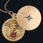 COLAR BANHADO A OURO NAMORADOS DE MONOGRAMA DO PARCHE DE SEAL DE CERAS<br><div class="desc">Design elegante,  clássico e clássico com cupido amoroso,  selo de cera vermelha,  coração e flecha num pergaminho castanho antigo adequado para noivados românticos,  casamentos,  natal,  feriados,  uso familiar ou profissional.</div>