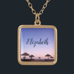 Colar Banhado A Ouro Nome do Monograma de Foto em Praia Roxo Sunset Cal<br><div class="desc">Um pôr do sol roxo, azul e rosa, numa praia do sul da Califórnia com aquele palapas chocados consome relaxamento e reflexão. Viagem de volta aos dias de praia de férias sempre que você veste esta maravilhosa, linda fotografia personalizada charm colace. Esse colar vem em pequenos, médios e grandes tamanhos,...</div>