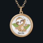 Colar Banhado A Ouro Nome Personalizado da Largura do Bebê<br><div class="desc">Bela Lama de Bebê com folhas e flores. Perfeito para amantes de preguiça, excelente aniversário, presente de Natal e qualquer ocasião. Fácil personalização do nome e fonte da sua princesa usando o "botão Personalização". Você também pode "Transferir design para um produto" em outros produtos do Zazzle e ajustar o design...</div>