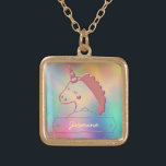 Colar Banhado A Ouro Nome Personalizado do Unicorn 3D Holográfico<br><div class="desc">Este simples design apresenta um unicórnio 3D brilhante com uma prancha de nomes. O fundo inclui uma holografia de cor arco-íris. Este unicórnio holográfico mágico vem com fácil personalização do nome usando o botão "Personalizado". Passe na minha loja para todos os produtos correspondentes.</div>