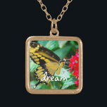 Colar Banhado A Ouro Script de Sonho da Borboleta-Anã-Negra-Amarela<br><div class="desc">Uma foto de perto de uma delicada borboleta amarela e preta que repousa sobre uma flor vermelha brilhante. "Sonho" de um dia quente e ensolarado sempre que você veste este incrível e colar de encanto da fotografia. Esse colar vem em pequenos, médios e grandes tamanhos, assim como formas quadradas e...</div>