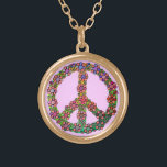 Colar Banhado A Ouro Símbolo do sinal de paz da flor<br><div class="desc">Um sinal de paz/símbolo de paz retro com cores da tintura do laço e umas flores brilhantemente coloridas sobre ele. Um design colorido para hippys/amantes orgulhosos da paz de mundo.</div>