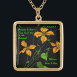 Colar Banhado A Ouro Tiger Lily (Colar Personalizado de Bridesmaid)<br><div class="desc">Este colar de ouro acabado faz um belo presente para as damas de honra que eles irão cultivar para sempre. No centro está a pintura digital original de Leslie Sigal Javorek de um spray de lírios Tiger, deslocado por um fundo preto. Campos de texto personalizáveis para o nome de cada...</div>