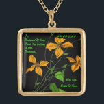 Colar Banhado A Ouro Tiger Lily (Colar Personalizado de Bridesmaid)<br><div class="desc">Este colar de ouro acabado faz um belo presente para as damas de honra que eles irão cultivar para sempre. No centro está a pintura digital original de Leslie Sigal Javorek de um spray de lírios Tiger, deslocado por um fundo preto. Campos de texto personalizáveis para o nome de cada...</div>