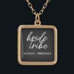 Colar Banhado A Ouro Tribo Bride | Bachelorette Bridesmaid Modern<br><div class="desc">Citação simples, moderna e na moda, "Tribo Bride", com letra de script em preto e branco, em estilo de tendência. Os nomes podem ser personalizados com nomes do seu partido noivo. Você pode usá-lo para a noiva, madrinhas, floreiras ou Mãe da Noiva. Os acessórios coordenadores para a noiva da equipe...</div>