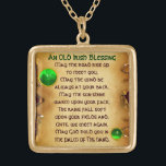Colar Banhado A Ouro Um Velho Blindagem Irlandesa<br><div class="desc">Elegante, única joia celta de ouro com uma pedra esmeralda e uma pedra de xamrock com uma antiga dentro de oração irlandesa para o Santo do Dia do Paddy (, Rua. Patty ). Antigos efeitos de pergaminho clássico marrom e modelagem design, 3D muito precisa e renderização por parte de Búlgaro...</div>