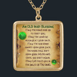 Colar Banhado A Ouro Um Velho Blindagem Irlandesa<br><div class="desc">Elegante, única joia celta de ouro com uma pedra esmeralda e uma pedra de xamrock com uma antiga dentro de oração irlandesa para o Santo do Dia do Paddy (, Rua. Patty ). Antigos efeitos de pergaminho clássico marrom e modelagem design, 3D muito precisa e renderização por parte de Búlgaro...</div>