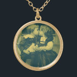 Colar Banhado A Ouro Vintage Love and Romance Photo, Crianças Beijam<br><div class="desc">Foto da sépia branca e preta da Vintage,  com uma cena de amor vitoriana e romance. Imagem romântica com um menino e uma garotinha,  duas crianças compartilhando um beijo inocente.</div>