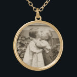 Colar Banhado A Ouro Vintage Love Foto de Crianças Beijando em um Jardi<br><div class="desc">Foto da sépia branca e preta de duas crianças se beijando no jardim. Uma fotografia adorável de um menino e de uma menina e do seu primeiro beijo. Querido da juventude e da inocência.</div>