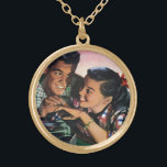 Colar Banhado A Ouro Vintage Romance, Segundo grau doce apaixonado<br><div class="desc">Vintage ilustration love and romance image apresentam jovens adolescentes felizes prometendo seu amor duradouro com um anel de promessas enquanto ouvem música de seu toca-discos. Noivado bonito e romântico. O garoto está colocando um anel de noivado de diamante no dedo.</div>