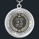 Colar Banhado A Prata 25 de aniversário de casamento: relíquia de prata<br><div class="desc">Elegante brilho branco e ouro 25 anos de aniversário de casamento com prata metálica e fundo preto. Modelo personalizável de prata.</div>