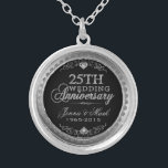 Colar Banhado A Prata 25 de Casamento Aniversário Black Silver & Diamant<br><div class="desc">Elegante 25 de aniversário de casamento prata e diamantes brilham impressão em fundo negro. Tonalidades prateadas em círculo. Nomes e anos personalizáveis.</div>