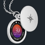 Colar Banhado A Prata 39º aniversário de casamento da Agate<br><div class="desc">Comemore o 39º aniversário de casamento com este armário elegante! As letras esbeltas, a preto e branco, sobre um fundo roxo, cor de laranja queimada a fundo roxo profundo, acrescentam um toque memorável para esta ocasião especial e para um marco extraordinário. Personalize com os nomes de casais felizes e as...</div>