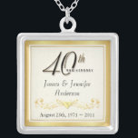 Colar Banhado A Prata 40th Pendente elegante da lembrança do aniversário<br><div class="desc">40th Colar da lembrança do aniversário -- Pendente elegante do aniversário de casamento do ouro 40th com roteiro formal e design antigo enrolado -- Personalize os nomes e a data para sua celebração feliz. Aperfeiçoe o presente para sua esposa, mãe, avó para comemorar 40 anos de casamento. Cartões, convites, porte...</div>