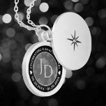 Colar Banhado A Prata 4.ª Celebração do Aniversário do Casamento Linen<br><div class="desc">Celebrar o 4º aniversário de casamento com este caixão comemorativo! As inscrições brancas elegantes com confete hexagonal em fundo de cinza acrescentam um toque memorável para esta ocasião especial e marco. Personalize com as iniciais do casal, uma mensagem especial e datas para o aniversário da linha. Design © W.H. Sim....</div>