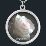 Colar Banhado A Prata A Rosa Branca - Parabéns<br><div class="desc">Esta foto foi tirada com uma câmera Nikon. A luz do exterior estava batendo nas pétalas exatamente direito. Roxo e flores vermelhas rodeiam a rosa. Um pouco de verde pode ser visto na foto. Parabéns estão escritas nesta foto. Estes colares prateados estão disponíveis em estilos e tamanhos variados.</div>