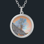 COLAR BANHADO A PRATA ABSTRATO MONTANHA<br><div class="desc">Um design abstrato de arte de uma montanha solitária.</div>
