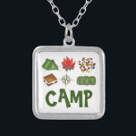 Colar Banhado A Prata Acampamento de Compulsão de Tent Campfire do CAMP<br><div class="desc">O colar apresenta uma ilustração original de itens com temas de acampamento,  incluindo uma fogueira,  fundição,  combinação de trilhas,  tenda,  bússola e saco de dormir,  com CAMP em fonte divertida.</div>