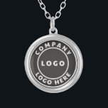 Colar Banhado A Prata Adicionar logotipo de empresa Promocional simples<br><div class="desc">Elevem sua identidade marca com nosso colar prateado personalizado, um cúmplice espantoso que combina estilo e profissionalismo sem parar. Mostre seu logotipo de negócios único em qualquer forma imaginável, meticulosamente trabalhado até a perfeição e elegantemente suspenso de uma lustrosa cadeia prateada. Isto não é apenas joias; é um emblema vestível...</div>