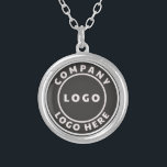 Colar Banhado A Prata Adicionar logotipo de empresa Promocional simples<br><div class="desc">Elevem sua identidade marca com nosso colar prateado personalizado, um cúmplice espantoso que combina estilo e profissionalismo sem parar. Mostre seu logotipo de negócios único em qualquer forma imaginável, meticulosamente trabalhado até a perfeição e elegantemente suspenso de uma lustrosa cadeia prateada. Isto não é apenas joias; é um emblema vestível...</div>