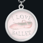 Colar Banhado A Prata Adoro Balé Ballerina Pink Slipper Dance Professora<br><div class="desc">Apresenta uma ilustração original de um calçado de dança de balé rosa. Excelente para seu dançarino ou professor de dança favorito! Não vê o que está procurando? Precisa de ajuda para a personalização? Clique em "rebeccaheartsny" (canto superior direito) e em "contate este designer" para criar algo apenas para você!</div>