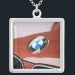Colar Banhado A Prata Alemanha, Bayern-Bavaria, Munique. BMW Welt Car 2<br><div class="desc">COPYRIGHT Walter Bibikow / DanitaDelimont.com| EU10 WBI0480.jpg| Alemanha,  Bayern-Bavaria,  Munique. BMW Welt Car Emporium,  símbolo BMW em um carro série.</div>