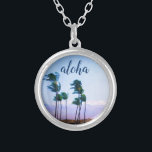 Colar Banhado A Prata Aloha Tropical Hawaii Palm Treine Montanhas Roxas<br><div class="desc">Aloha. Volte para as brisas quentes das Ilhas Havaianas sempre que vestir este colar chic, na moda, fotográfico de palmeiras verdes que sopram suavemente na Ilha Grande. Esse colar vem em pequenos, médios e grandes tamanhos, assim como formas quadradas e circulares. Você pode pedir este colar na sua escolha de...</div>