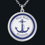 Colar Banhado A Prata Âncora azul do primeiro rato náutico personalizada<br><div class="desc">Este colar de temas náuticos possui uma âncora no centro com uma borda de corda e uma borda azul marinho. O texto "Primeiro Amado" está acima e abaixo é um nome para você personalizar.</div>