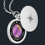 Colar Banhado A Prata Aniversário de Casamento de Ametist Elegante 33<br><div class="desc">Celebrar o 33º aniversário de casamento com este armário elegante! As letras esbeltas, a preto e branco, com um confete hexagonal de poeira dourada sobre fundo roxo ametista, acrescentam um toque memorável para esta ocasião especial e marco extraordinário. Personalize com os nomes de casais felizes e adicione datas para seu...</div>