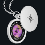 Colar Banhado A Prata Aniversário de Casamento de Ametist em 47° anivers<br><div class="desc">Celebrar o 47º aniversário de casamento com este armário elegante! As letras esbeltas, a preto e branco, com um confete hexagonal de poeira dourada sobre fundo roxo ametista, acrescentam um toque memorável para esta ocasião especial e marco extraordinário. Personalize com os nomes de casais felizes e adicione datas para seu...</div>