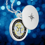 Colar Banhado A Prata Aniversário de Casamento de Porcelana 18<br><div class="desc">Celebrar o 18º aniversário de casamento com este caixão comemorativo! As inscrições esbeltas, em preto e branco, com um confete hexagonal de poeira dourada sobre fundo branco e azul de porcelana, acrescentam um toque memorável para esta ocasião especial e marco. Personalize com as iniciais do casal, uma mensagem especial e...</div>