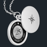 Colar Banhado A Prata Aniversário de Casamento do 25 Silver Elegante<br><div class="desc">Comemore o aniversário do casamento de 25 com este armário elegante! Serif preta elegante e sans serif lettering com confete hexagonal em um fundo gradiente prateado adicionam um toque memorável para esta ocasião especial e marco extraordinário. Personalize com os nomes dos casais felizes e as datas de seu aniversário de...</div>