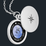 Colar Banhado A Prata Aniversário de Casamento do Elegante 45º Sapphire<br><div class="desc">Celebrar o 45º aniversário de casamento da safira em estilo com este caixão comemorativo! Serif preta elegante e sans serif lettering com confete hexagonal em um fundo azul safira adicionam um toque memorável para esta ocasião especial e marco extraordinário. Personalize com os nomes de casais felizes e adicione uma data...</div>
