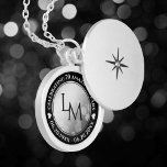 Colar Banhado A Prata Aniversário de Casamento do Platinum 70 Elegante<br><div class="desc">Celebre o aniversário do casamento de 70 com este caixão comemorativo! As letras esbeltas a preto e branco com um confete hexagonal sobre fundo de película de platina acrescentam um toque memorável para esta ocasião especial e marco extraordinário. Personalize com as iniciais do casal, uma mensagem especial e as datas...</div>