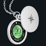 Colar Banhado A Prata Aniversário de Casamento Elegante 20 Emerald<br><div class="desc">Comemore o aniversário do casamento de 20 com este armário elegante! Serif preta elegante e sans serif lettering com confete hexagonal em um fundo verde esmeralda adicionam um toque memorável para esta ocasião especial e marco extraordinário. Personalize com os nomes dos casais felizes e as datas para o aniversário da...</div>