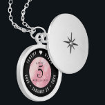 Colar Banhado A Prata Aniversário de Casamento Elegante 5 Rosa Quartz<br><div class="desc">Comemore o aniversário do casamento de 5 com este armário elegante! As letras esbeltas, em preto e branco, com um confete hexagonal em um fundo rosa rico, acrescentam um toque memorável para esta ocasião especial e marco. Personalize com os nomes dos casais felizes e as datas de seu aniversário de...</div>