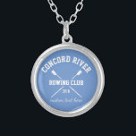 Colar Banhado A Prata Ano personalizado do nome da equipe dos remos do<br><div class="desc">Colar personalizada do enfileiramento do grupo que caracteriza remos cruzados e seu texto feito sob encomenda. Adicione seu nome do clube, ano, o texto feito sob encomenda (o nome do treinador, o nome do rower, o evento, etc.) faz uma extremidade pensativa da lembrança da estação, do presente do treinador ou...</div>