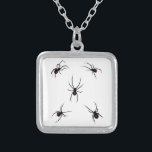Colar Banhado A Prata Aranhas de Viúva Negra<br><div class="desc">Excelente para o Halloween e pessoas que adoram coisas assustadoras,  assustadoras,  assustadoras e sobrenaturais. Presente perfeito para qualquer um que ama Halloween,  outubro,  noites suaves ou qualquer outra ocasião assustadora.</div>