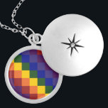 Colar Banhado A Prata Arco-Íris Verificado<br><div class="desc">Celebre seu Orgulho, apoio ou amor pela cor com este padrão legal de arco-íris. Cada fileira de quadrados coloridos arco-íris desloca um quadrado para a direita para criar um padrão colorido. Os quadrados de vermelho, laranja, amarelo, verde, azul, índigo e violeta formam uma sequência de faixas estendidas na diagonal. Imagem...</div>