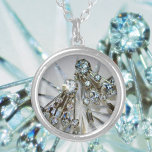 Colar Banhado A Prata Art Deco Vintage Rhinestones Retro Glam<br><div class="desc">Adicione um estilo retrorreflector com imagens de brincos antigos de Arte Deco Rhinestone em um colar pingente glamouroso chic. É uma maneira divertida de adicionar elegância e glamour simplesmente colocando o ritz com esta joia elegante e glamourosa. É lindo e divertido. Esta imagem é uma fotografia original de JLW_PHOTOGRAPHY.</div>