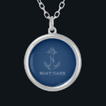 Colar Banhado A Prata Azul Marinho de ancoragem com espírito náutico<br><div class="desc">Esta imagem apresenta uma âncora sobre um fundo azul marinho.</div>