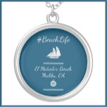 Colar Banhado A Prata Azul náutico - Vida personalizável da praia<br><div class="desc">Celebre sua praia favorita e sua localização com este design elegante. Fundo azul escuro com um símbolo de navegação e um veleiro a guiar. Personalize com a sua praia e localização favoritas/receptora. #BeachLife!</div>