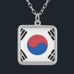Colar Banhado A Prata Bandeira coreana sul - Coreia - Taegeukgi -<br><div class="desc">Bandeira coreana sul - Coreia - Taegeukgi - 대한민국의국기 - o 대한민국의나라문장 - bandeira de Coreia do Sul - emblema de Coreia do Sul, bandeira coreana, Taegeukgi, bandeira coreana, bandeira de Coreia do Sul, Coreia do Sul, Coreia, coreano, para o sul coreano, seoul, goryeo, bandeira, bandeiras, mundo, lembrança, ideias coreanas...</div>