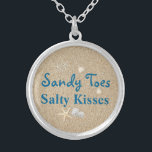 Colar Banhado A Prata Beach Sandy Toes Salty Kisses Necklace<br><div class="desc">Este colar prateado tropical e divertido é acentuado com o ditado bonitinho "Sandy Toes Salty Kisses" em um fundo de areia na praia,  fazer um doce presente para noiva,  damas de honra ou florista.</div>