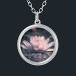 Colar Banhado A Prata Belo Lago Lotus<br><div class="desc">Belo lótus no lago.</div>