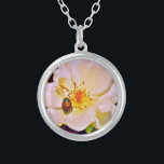 Colar Banhado A Prata Besouro japonês no rosa branco<br><div class="desc">Foto bonita de um besouro japonês no rosa amarelo branco pelo artista Sandra Marie Closs. Adicione seu próprio texto, nome ou monograma para criar o produto perfeito para toda a ocasião. Partido de jardim Wedding, nupcial do partido, simpatia, aniversário, chá de fraldas, alguma celebração ou para fazer apenas seu dia...</div>