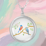 Colar Banhado A Prata Bluebird Round Necklace<br><div class="desc">Os pássaros azuis orientais só são encontrados na América do Norte. Enquanto as cores do pássaro feminino não são tão brilhantes quanto as cores do macho, ambas exibem fascinante garganta azul e laranja avermelhada e mama com uma parte inferior branca. A imagem e o plano de fundo podem ser personalizados....</div>