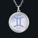 Colar Banhado A Prata Bonito Símbolo de Astrologia Gemini Roxo Personali<br><div class="desc">Este bonito colar Gemini roxo e lavanda apresenta seu sinal astrológico do Zodiac em um belo brilho como as constelações. Personalize este belo presente de símbolo astrologia com seu nome em script cursivo para alguém com aniversário de final de maio ou início de junho.</div>